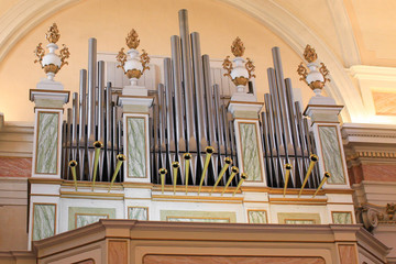 Canne d'organo in chiesta