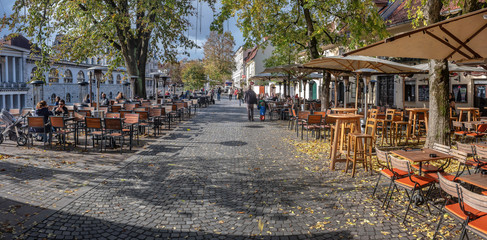 Obraz premium Promenada wzdłuż rzeki Ljubljanica w Lublanie z barami jesienią, Słowenia