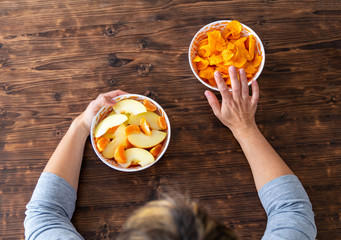 Gesundes Obst oder doch lieber Chips. Für was soll man sich entscheiden