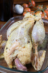 Pollo condito pronto per essere messo al forno