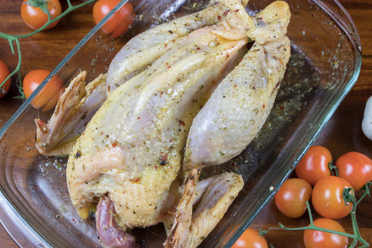Pollo condito pronto per essere messo al forno