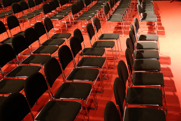 Obraz premium Free chairs in row in an empty auditorium