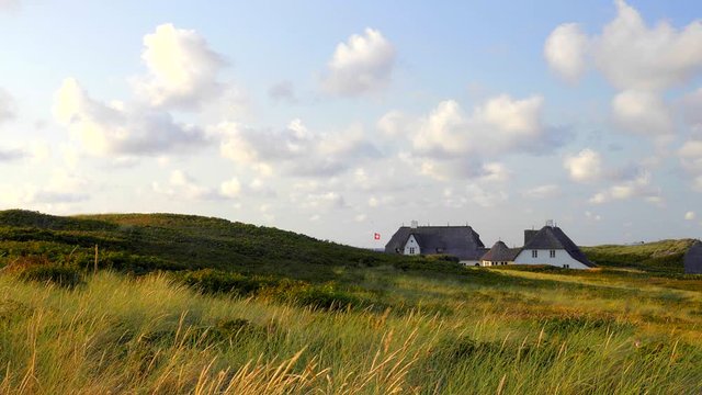 D&uuml;nenlandschaft mit Reetdach H&auml;usern
