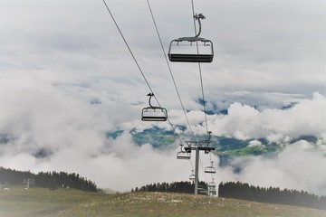 Remontée mécanique sous les nuages