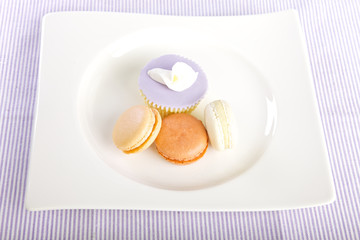 Cupcake and macaroons