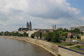 Fototapeta premium Der Magdebruger Dom und Kloster Liebe Frauen mit Elbe