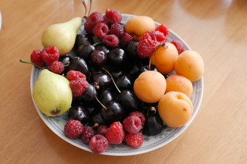 ягоды и фрукты на тарелке 