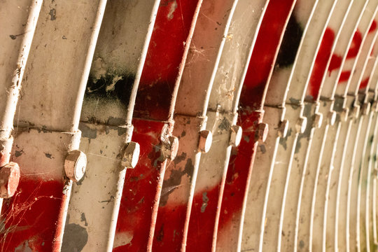 Teil einer Tunnelverkleidung mit Muttern in den Farben rot und wei&szlig;