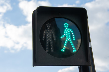 Signal routier lumineux vert pour passage piéton : 