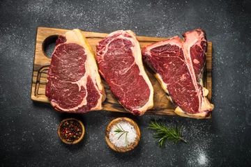 Photo sur Plexiglas Viande Raw meat beef steak on black top view.