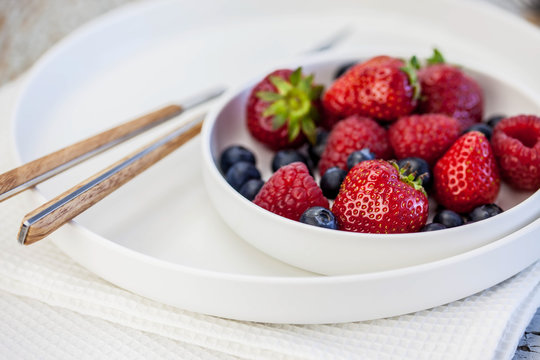 Pancakes with yoghurt & summerfruit