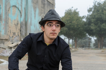 Hombre con sombrero, gafas y camisa negra