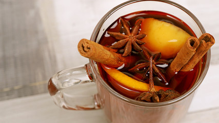 Горячий глинтвейн со специями холодным утром