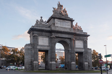 Obraz premium Zabytek Puerta de Toledo lub brama Toledos w Madrycie. Jesień gród o wschodzie słońca. W Hiszpanii, Europie