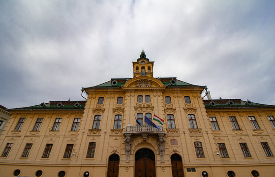 Geb&auml;ude der Stadtverwaltung in Szeged, Ungarn (Polg&aacute;rmesteri Hivatal) gegen&uuml;ber vom Stadtpark