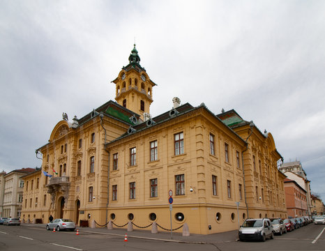 Geb&auml;ude der Stadtverwaltung in Szeged, Ungarn (Polg&aacute;rmesteri Hivatal) gegen&uuml;ber vom Stadtpark