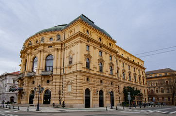 Fototapeta na wymiar Gelbes historisches Gebäude in Szeged im Süden von Ungarn