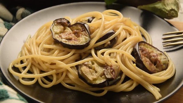 Spaghetti con le melanzane Cucina italiana Italian cuisine ft81060616 Solanum video Eggplant melongena