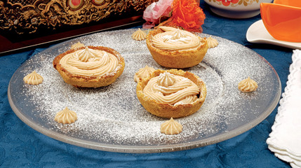 Short pastry baskets with chestnut cream