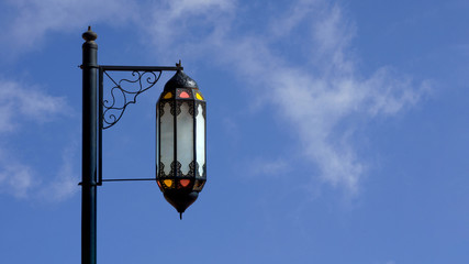 Laterne - Bunte Strassenlaterne in Aegypten mit Ornamenten aus Eisen