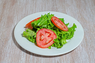  salad, lettuce with tomatoes