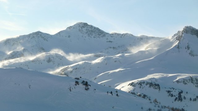 Sommet de montagne enneig&eacute; dans les Alpes, avec du blizzard dans la poudreuse (France)