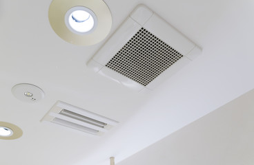 トイレ・洗面室の天井　換気扇　エアコン