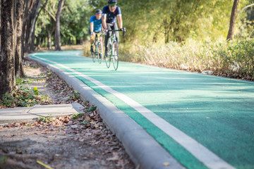 Obraz premium Cyclists on bike lane in park