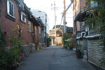 Fototapeta na wymiar Bukchon Hanok Village in Seoul, South Korea