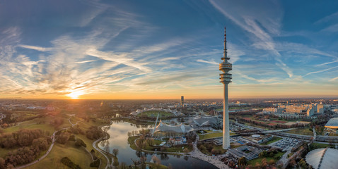 Der Olympiapark in München als Luftaufnahme einer Drohne zum Sonnenuntergang im Herzen von München