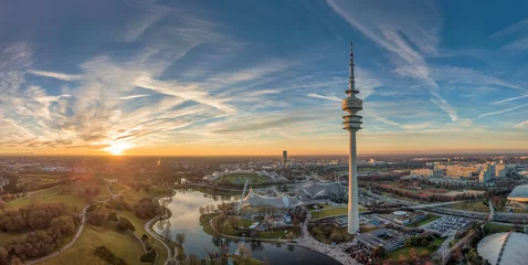 Der Olympiapark in München als Luftaufnahme einer Drohne zum Sonnenuntergang im Herzen von München © allessuper_1979