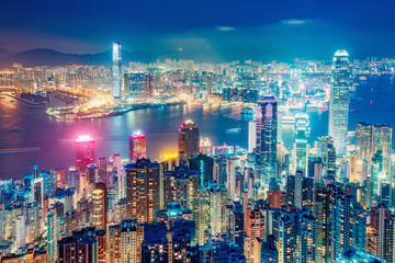 Malerischer Blick auf Hong Kong, China, bei Nacht. Bunte nächtliche Skyline mit beleuchteten Wolkenkratzern vom Victoria Peak aus gesehen