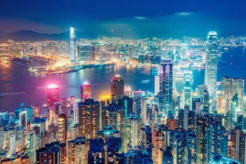 Foto op Plexiglas Toneelmening over & 39 s nachts Hong Kong, China. Veelkleurige nachtelijke skyline met verlichte wolkenkrabbers gezien vanaf Victoria Peak © Funny Studio
