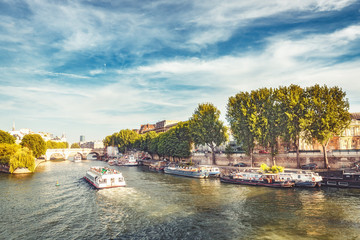 Obraz premium Widok na Sekwanie w Paryżu, Francja w ciągu dnia. Tło podróży.