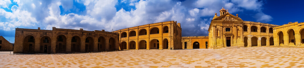 Obraz premium Panoramic view of Fort Manoel Square in Malta