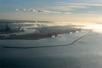 vue aérienne du port du Havre au petit matin dans la brume en France
