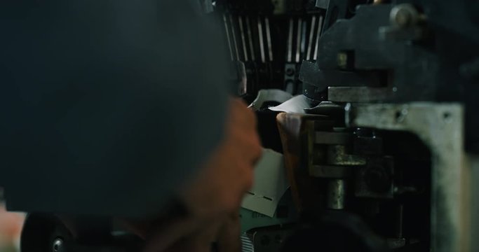 Tipi di file: Tutto (291) Vai a pagina |123Avanti Macro of a shoemaker using a professional machine to bend the shoes and fix them according to the italian tradition. 