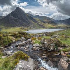 Naklejka na ściany i meble Stunning landscape image of countryside around Llyn Ogwen in Snowdonia during ear;y Autumn
