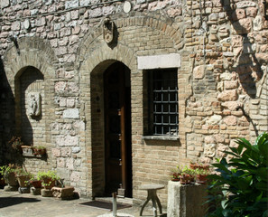Portale del centro storico di Assisi