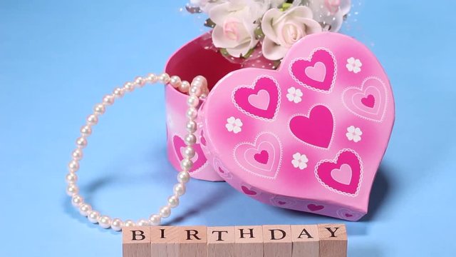 宝石箱とBIRTHDAYの文字
