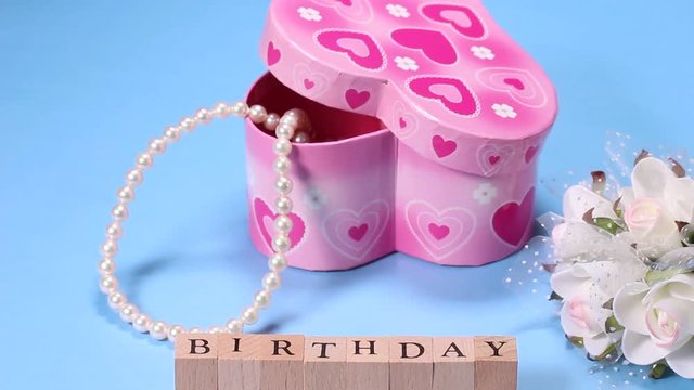 宝石箱とBIRTHDAYの文字
