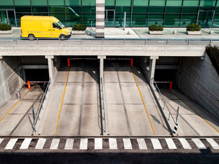 Furgone giallo che corre in una città con tante strade