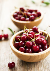  Bowls with cherries