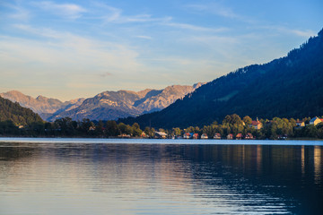 Blick auf die Pfahlbauten am Alpsee
