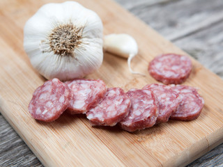 saucisson a l ail