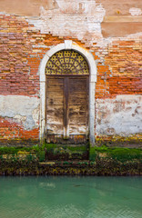 Obraz premium Old door in Venice canal
