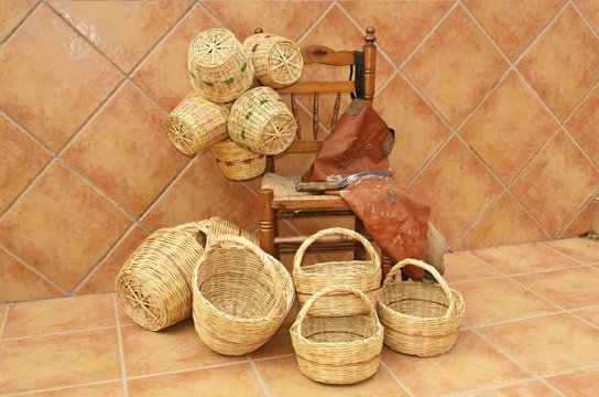 Cestas elaboradas artesanalmente y herramientas.