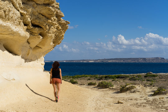Femme qui marche vers la mer