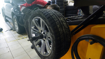 Tire service. Work on replacing the wheels in the workshop.