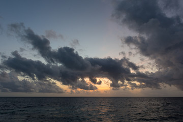 Fototapeta premium Sunset on the Ocean Horizon